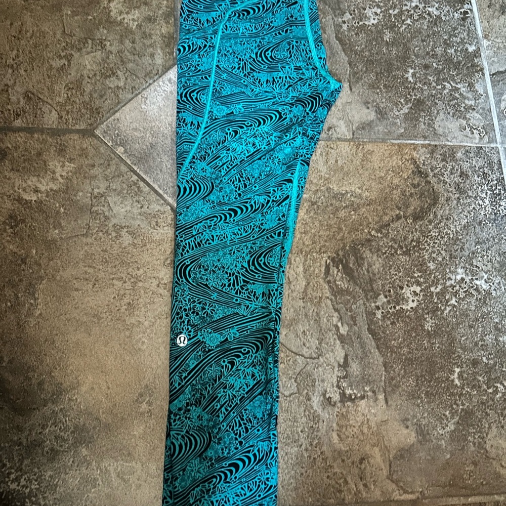 Lululemon Athletica Teal and Black Patterned Leggings